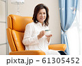 ライフスタイル　コーヒータイム　シニア女性 61305452