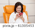 スマートフォン　シニア女性 61305453
