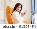 スマートフォン　シニア女性 61305454