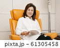 ライフスタイル　読書　シニア女性 61305458