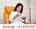 ライフスタイル　読書　シニア女性 61305459