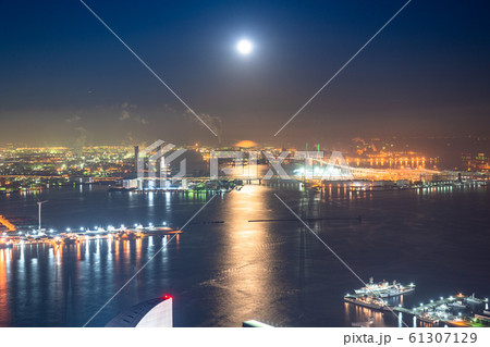 《神奈川県》月夜の工場夜景・京浜工業地帯 《神奈川県》月夜の工場夜景・京浜工業地帯 61307129