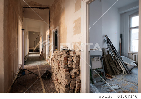 old flat during home renovation, apartment construction site - 61307146
