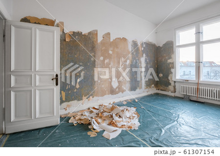 old room during renovation removing wallpaper - 61307154