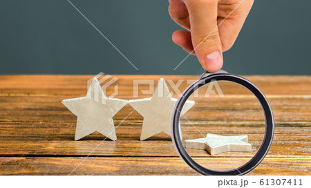 The fall of the third star. The concept of falling rating hotel or restaurant. Deterioration in service quality. Evaluation of the critic. Feedback. Bad business. Three stars 61307411