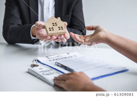 Estate agent sending house model to client after Estate agent sending house model to client after 61309083
