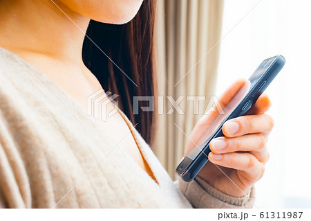 スマホ　女性 61311987