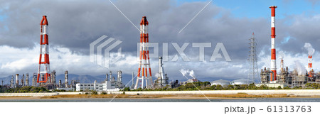 【パノラマ】四日市コンビナート 磯津海岸から望む塩浜エリアの工場風景 【パノラマ】四日市コンビナート 磯津海岸から望む塩浜エリアの工場風景 61313763