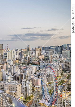 東京都文京区後楽園から見た遊園地の観覧車と東京の夕景 東京都文京区後楽園から見た遊園地の観覧車と東京の夕景 61314069