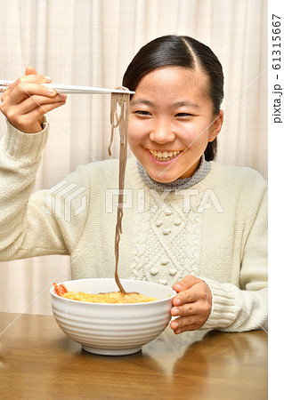 年越しそばを食べる女の子(大晦日) 年越しそばを食べる女の子(大晦日) 61315667