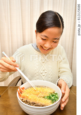 年越しそばを食べる女の子(大晦日) 年越しそばを食べる女の子(大晦日) 61315686
