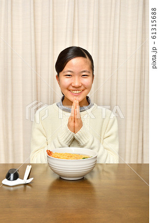 年越しそばを食べる女の子(大晦日) 61315688