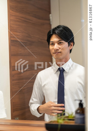 ビジネスマン 若い男性 ライフスタイルイメージ 61316867