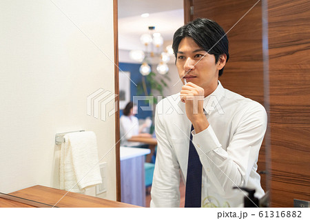 ビジネスマン 若い男性 ライフスタイルイメージ 61316882