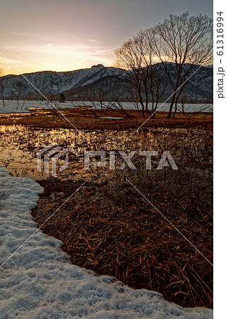 残雪の尾瀬ヶ原から見る夕暮れの景鶴山 61316994