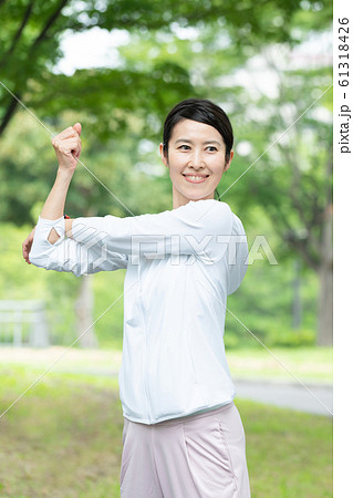 ジョギング ミドル夫婦 カップル エクササイズ イメージ 61318426