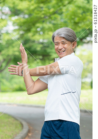 ジョギング ミドル夫婦 カップル エクササイズ イメージ 61318427