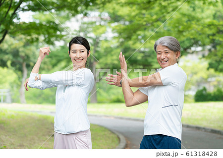 ジョギング ミドル夫婦 カップル エクササイズ イメージ 61318428