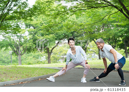 ジョギング ミドル夫婦 カップル エクササイズ イメージ 61318435