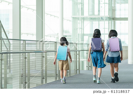 小学生 登校 学校 子供 学校生活イメージ 小学生 登校 学校 子供 学校生活イメージ 61318637