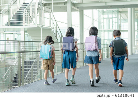 小学生 登校 学校 子供 学校生活イメージ 61318641