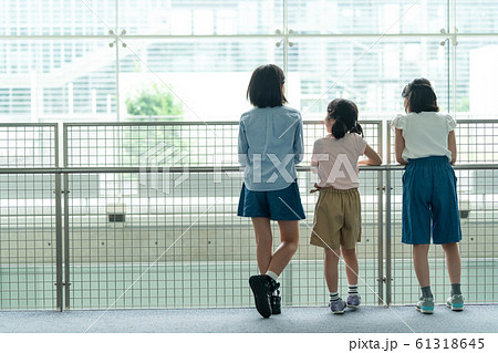 小学生 登校 学校 子供 学校生活イメージ 小学生 登校 学校 子供 学校生活イメージ 61318645