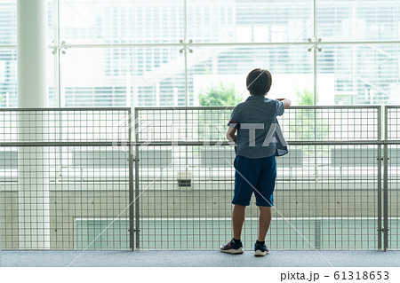 小学生 学校 男の子 キャンパスイメージ 61318653