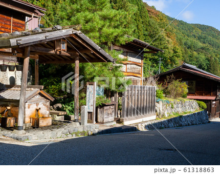 秋の早朝　奈良井宿の落ち着いた街並み 61318863