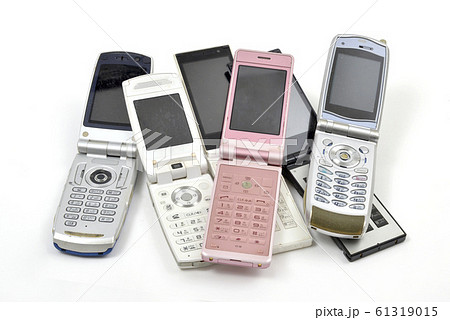 使い古した携帯電話 61319015