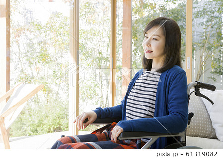 車椅子に座る若い女性 車椅子に座る若い女性 61319082
