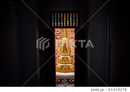 Wat Ratchanatdaram and Loha Prasat (iron castle) 61319278