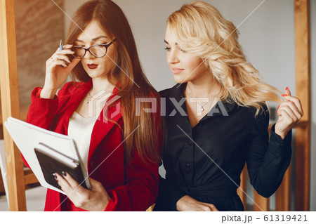 businesswomen in a caffe 61319421