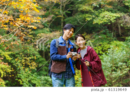 カップル トレッキング 登山 旅行 アウトドアイメージ 61319649
