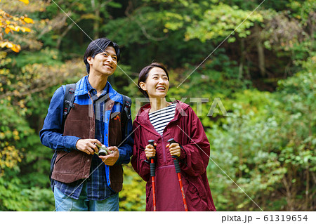 カップル トレッキング 登山 旅行 アウトドアイメージ 61319654