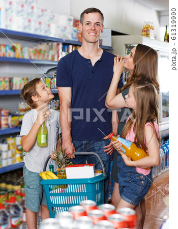 parents and kids is holding cart with products 61319990