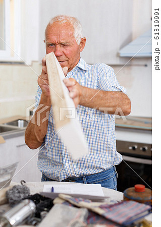 Man preparing wood chipboard plank 61319991