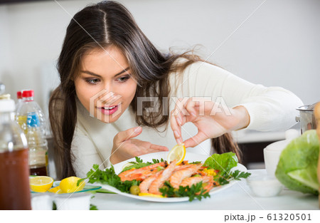Woman decorating fried prawns . 61320501