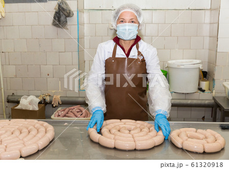Woman forming sausages 61320918