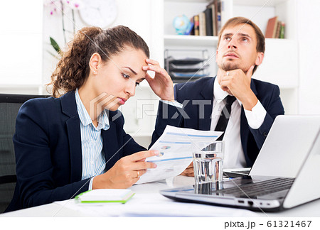 Two office workers made a mistake 61321467