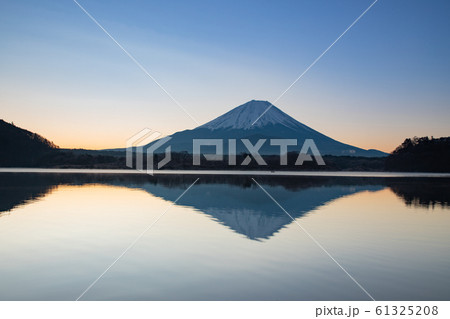 夜明けと富士山 本栖湖 夜明けと富士山 本栖湖 61325208