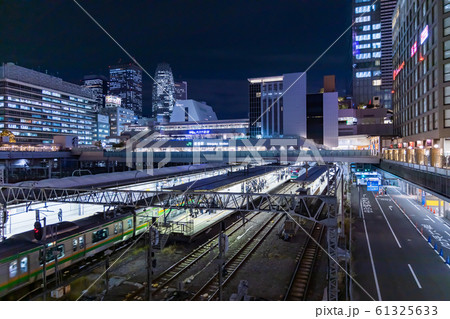 新宿駅南口から見る新宿副都心 61325633