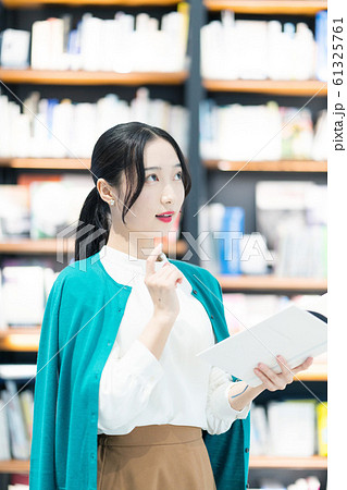 読書　女性　ポートレート　撮影協力「近畿大学」 61325761