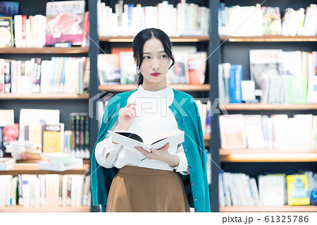 読書　女性　ポートレート　撮影協力「近畿大学」 61325786