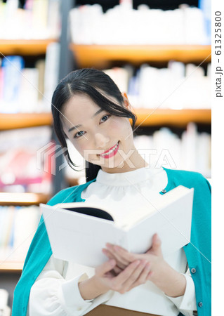 読書　女性　ポートレート　撮影協力「近畿大学」 61325800