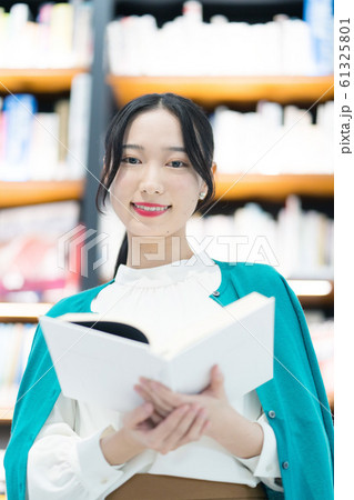 読書　女性　ポートレート　撮影協力「近畿大学」 61325801