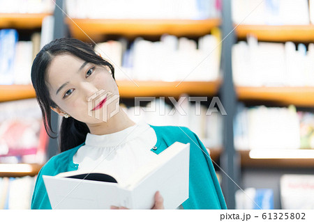読書　女性　ポートレート　撮影協力「近畿大学」 61325802