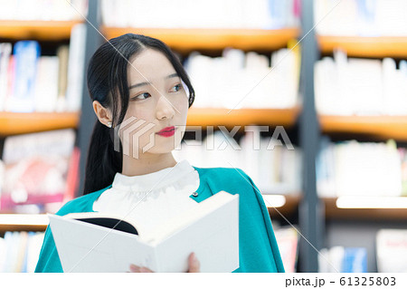 読書　女性　ポートレート　撮影協力「近畿大学」 61325803