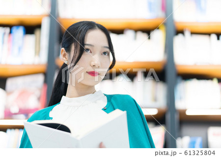 読書　女性　ポートレート　撮影協力「近畿大学」 61325804