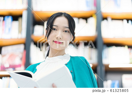 読書　女性　ポートレート　撮影協力「近畿大学」 61325805