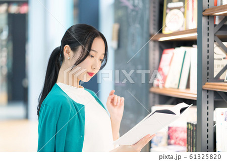 読書　女性　ポートレート　撮影協力「近畿大学」 61325820